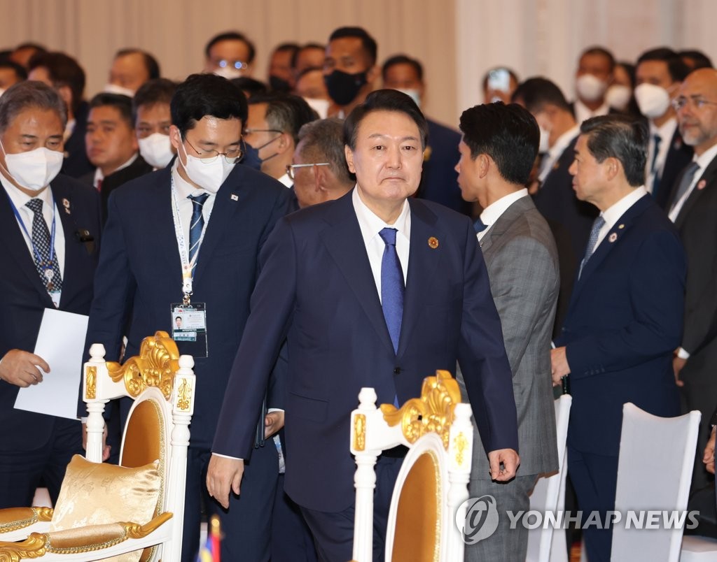 当地时间11月11日，在柬埔寨金边，韩国总统尹锡悦出席韩国-东盟领导人会议。图为尹锡悦（前）走进会场。 韩联社