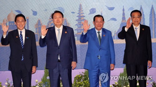 当地时间11月12日，韩国总统尹锡悦（左二）在柬埔寨金边出席东盟与韩中日（10+3）领导人会议。图为尹锡悦与日本首相岸田文雄（左一）、柬埔寨总理洪森（右二）、中国国务院总理李克强（右一）合影留念。 韩联社
