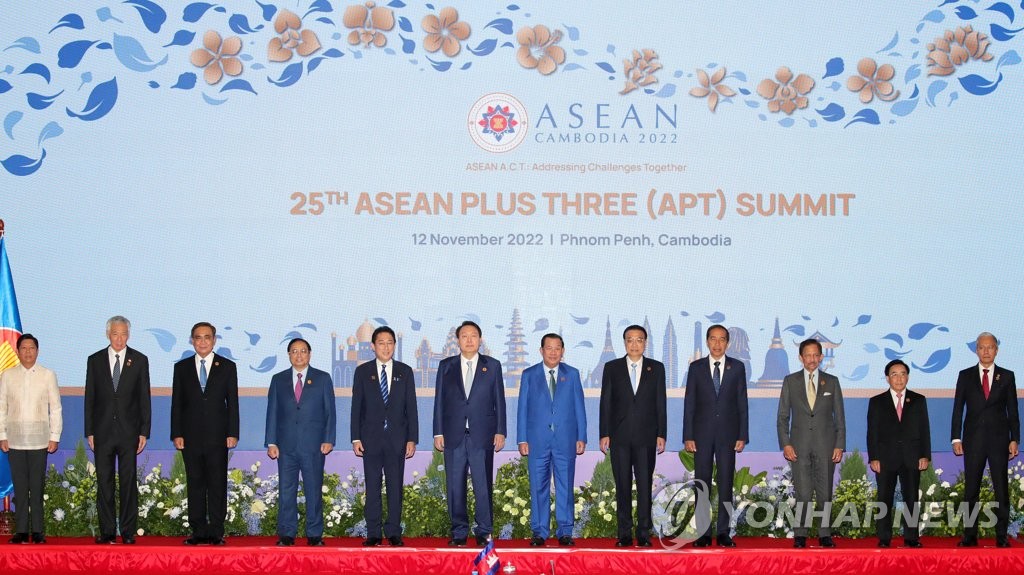 当地时间11月12日，韩国总统尹锡悦（左六）在柬埔寨金边出席东盟与韩中日（10+3）领导人会议。 韩联社