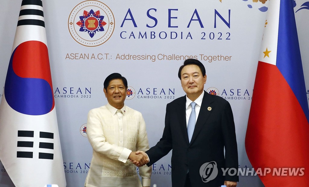 当地时间11月12日，在柬埔寨金边，韩国总统尹锡悦（右）同菲律宾总统马科斯举行会谈。 韩联社