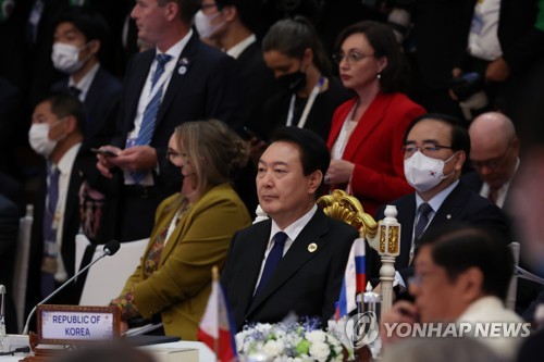 当地时间11月13日，在柬埔寨金边一酒店，韩国总统尹锡悦（前排左二）出席东亚峰会（EAS）。 韩联社