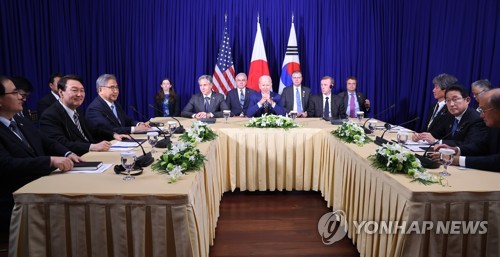 当地时间11月13日，在柬埔寨金边一酒店，韩国总统尹锡悦（左排左二）与美国总统拜登（正面中间）、日本首相岸田文雄（右排右一）合影留念。 韩联社