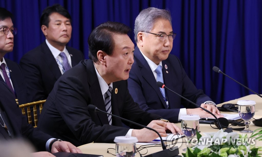 11月13日，在柬埔寨金边一酒店，尹锡悦（左）在韩美日首脑会谈上发言。 韩联社