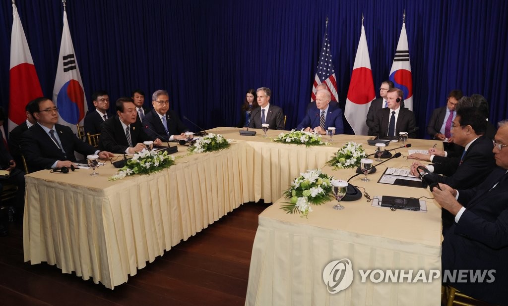 当地时间11月13日，在柬埔寨金边一酒店，韩国总统尹锡悦（左排左二）与美国总统拜登（正面中间）、日本首相岸田文雄（右排右二）举行会谈。 韩联社