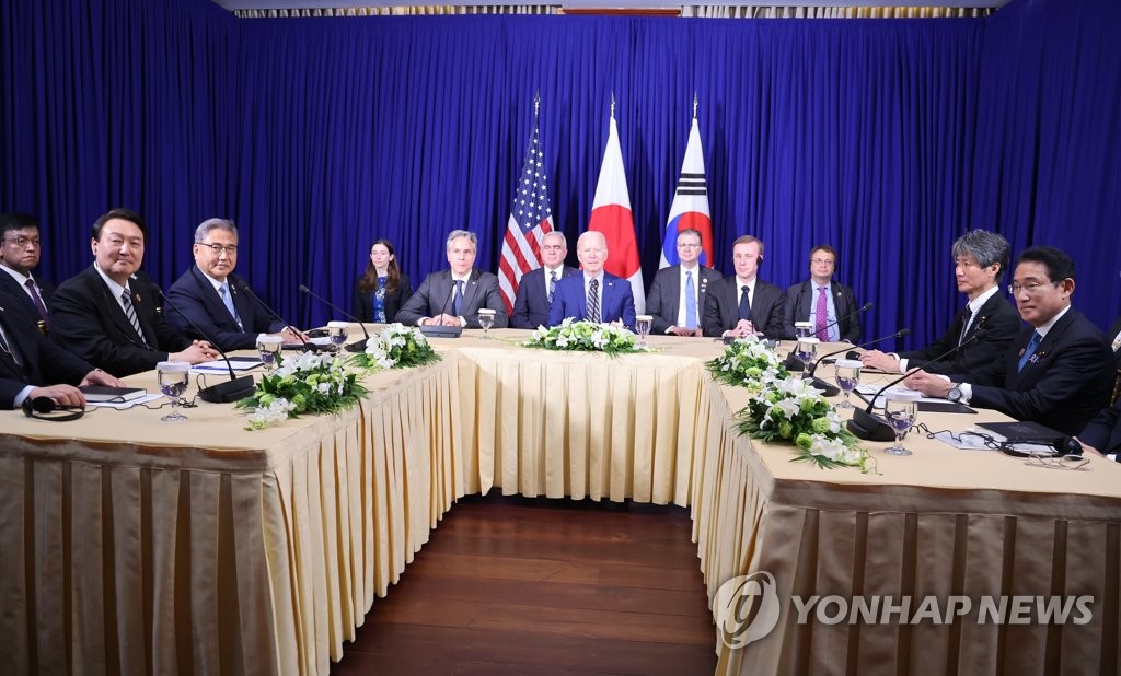 资料图片：当地时间11月13日，在柬埔寨金边一酒店，韩国总统尹锡悦（左排左三）与美国总统拜登（正面中间）、日本首相岸田文雄（右排右一）合影留念。 韩联社