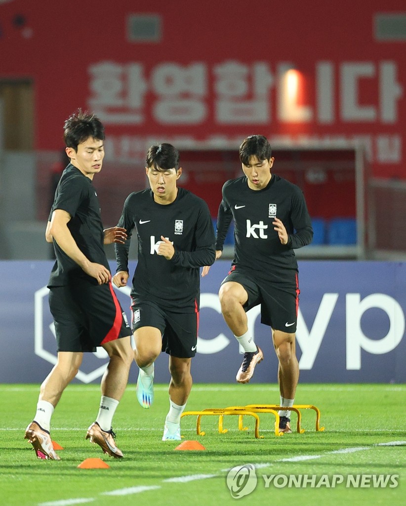 当地时间11月14日，在卡塔尔多哈，韩国男足代表队为备战卡塔尔世界杯首次在当地展开训练。 韩联社
