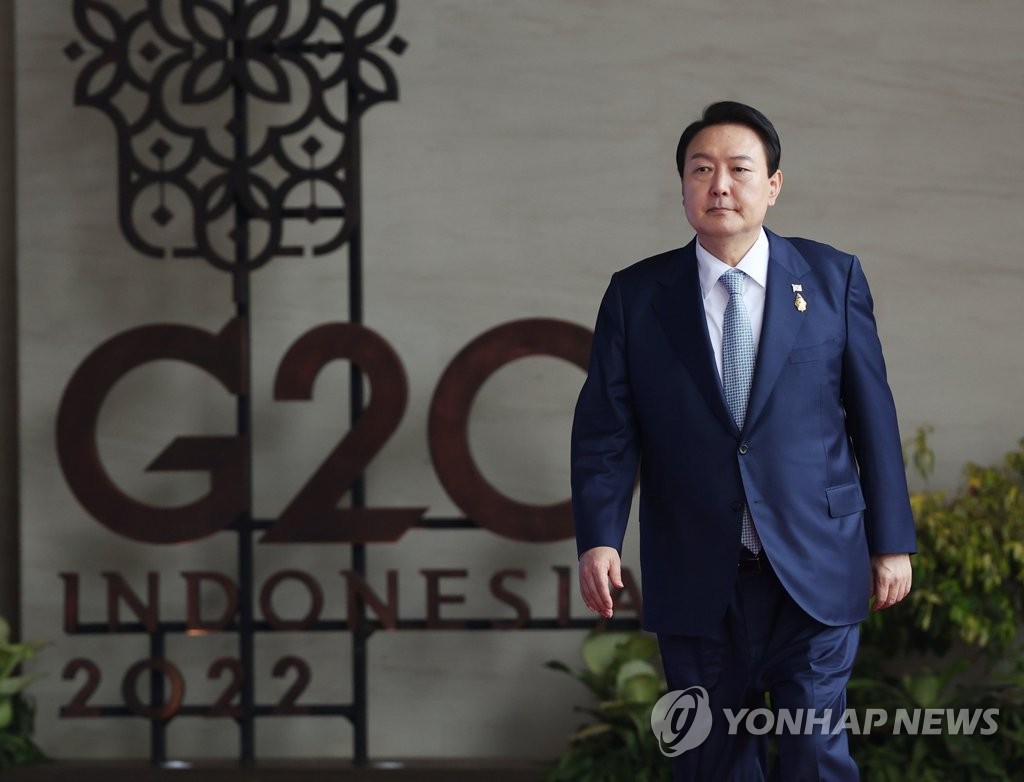 资料图片：当地时间11月15日，韩国总统尹锡悦为出席在印度尼西亚巴厘岛阿普尔瓦凯宾斯基酒店举行的二十国集团（G20）领导人峰会走向会场。韩联社