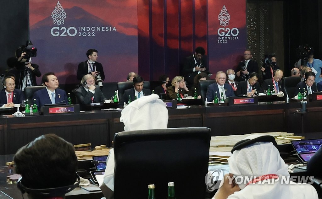 当地时间11月15日，在印尼巴厘岛凯宾斯基酒店，尹锡悦出席聚焦粮食及能源安全的二十国集团（G20）峰会第一阶段会议。 韩联社