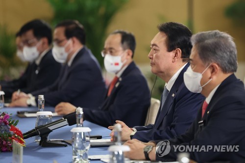 当地时间11月15日，在印尼巴厘岛的一家酒店，韩国总统尹锡悦（右二）和中国国家主席习近平举行会谈。图为尹锡悦听取习近平发言。 韩联社