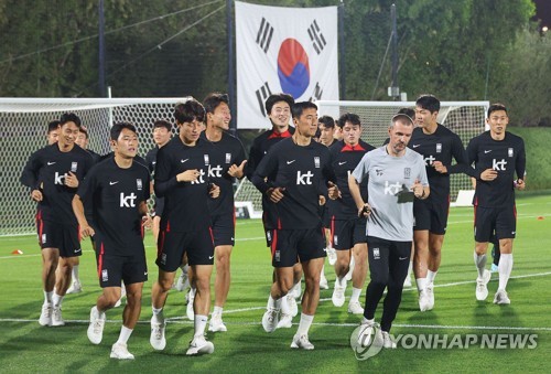 韩国足继续集训备战世界杯 孙兴慜抵卡归队