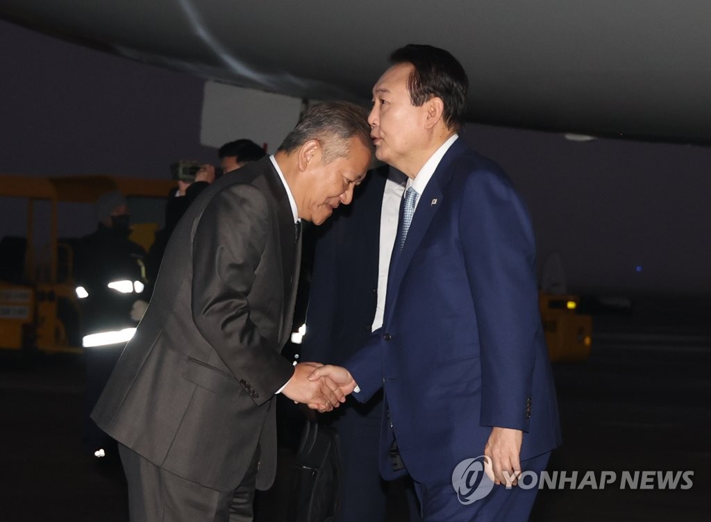 11月16日上午，结束东南亚访问之旅的韩国总统尹锡悦搭乘专机“空军一号”抵达京畿道城南市的首尔机场。图为尹锡悦（右）与前来迎接的行政安全部长官李祥敏握手致意。 韩联社