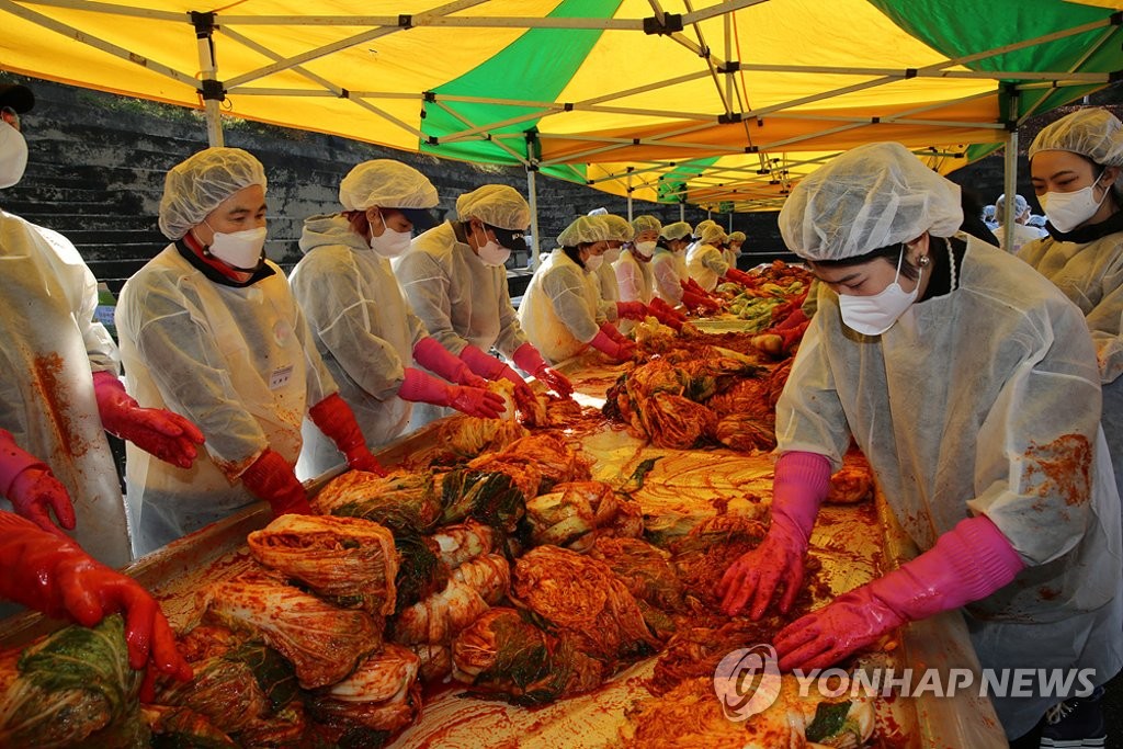 资料图片：2022年11月16日，在位于忠清南道的韩瑞大学语言中心，外国留学生体验做韩国泡菜。 韩联社