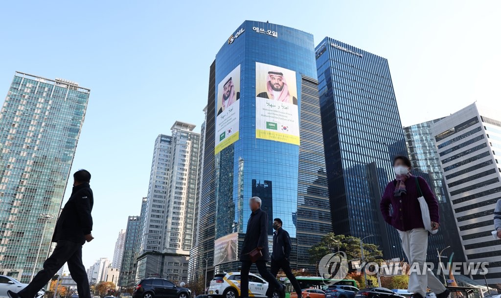 11月16日，首尔麻浦区孔德洞S-Oil总部大楼挂出欢迎沙特阿拉伯王储兼首相穆罕默德·本·萨勒曼访韩的巨型条幅。 韩联社