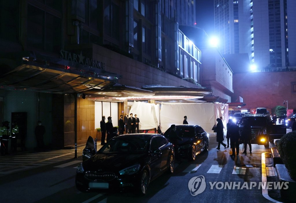 资料图片：11月17日凌晨，在首尔中区乐天酒店，沙特访韩团的护卫车队守在门前。 韩联社