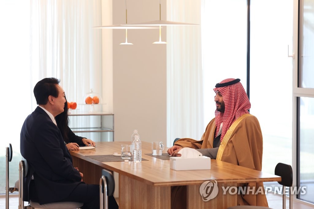 11月17日，韩国总统尹锡悦与沙特王储兼总理在举行会谈后进行茶叙。 韩联社/韩国总统室供图（图片严禁转载复制）