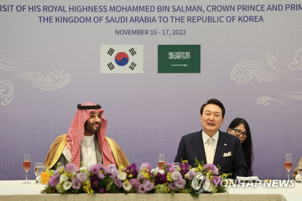 11月17日，韩国总统尹锡悦（右）与沙特王储本·萨勒曼举行会谈后，共进午餐。 韩联社/总统室供图（图片严禁转载复制）