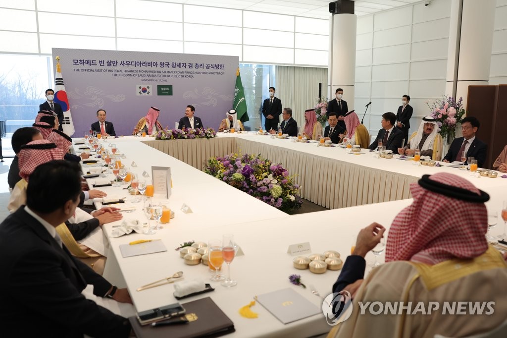 11月17日，韩国总统尹锡悦（右排右二）同到访的沙特阿拉伯王储兼首相穆罕默德·本·萨勒曼（左排左二）举行会谈。 韩联社/总统室供图（图片严禁转载复制）