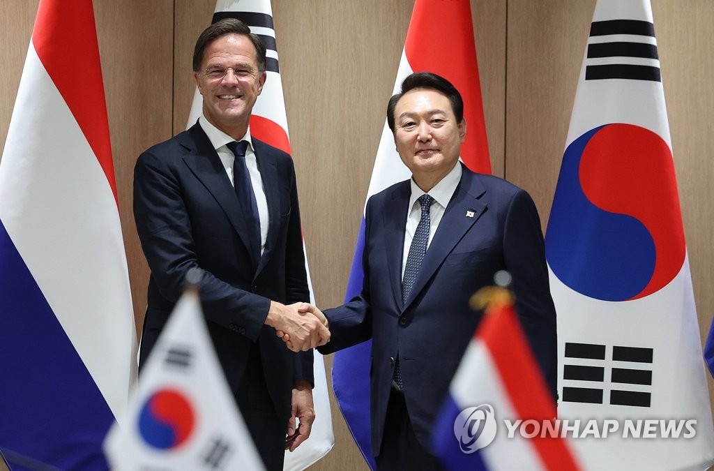 资料图片：11月17日，在首尔市龙山区总统办公室，尹锡悦与吕特举行韩荷首脑会谈。 韩联社