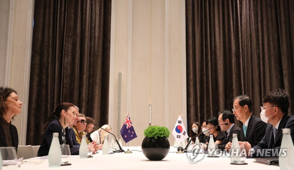 资料图片：11月17日，在泰国曼谷，韩悳洙（右二）与新西兰首相杰辛达·阿德恩（左二）举行会谈。 韩联社/总理室供图（图片严禁转载复制）