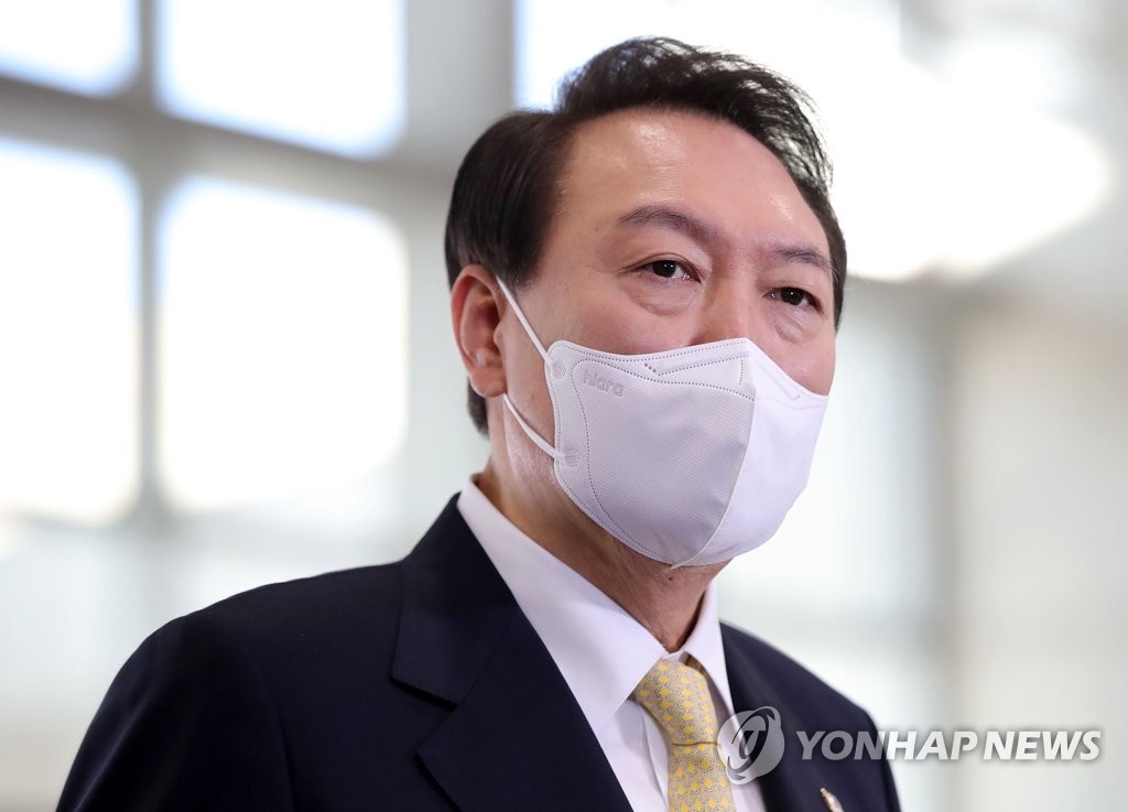 11月18日，尹锡悦在总统府大楼上班途中接受媒体采访。 韩联社/总统室通信摄影记者团