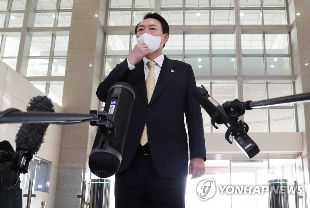 11月18日上午，在首尔市龙山区总统办公室，尹锡悦答记者问。 韩联社