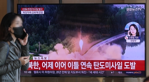 资料图片：11月18日，设于首尔火车站内的电视机播出有关朝鲜发射弹道导弹的新闻报道。 韩联社