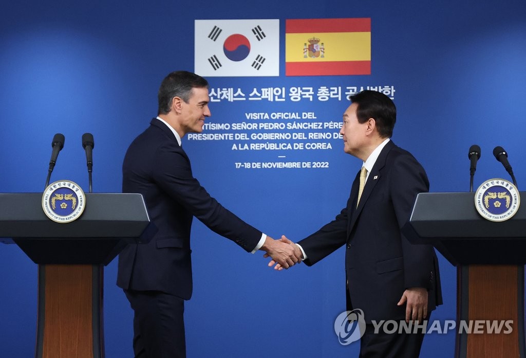 11月18日，在首尔龙山总统府，韩国总统尹锡悦（右）和西班牙首相佩德罗·桑切斯在会谈结束后共同会见记者。图为两位领导人握手致意。 韩联社
