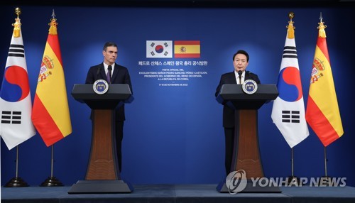 11月18日，在首尔龙山总统府，韩国总统尹锡悦（右）和西班牙首相佩德罗·桑切斯在会谈结束后共同会见记者。 韩联社