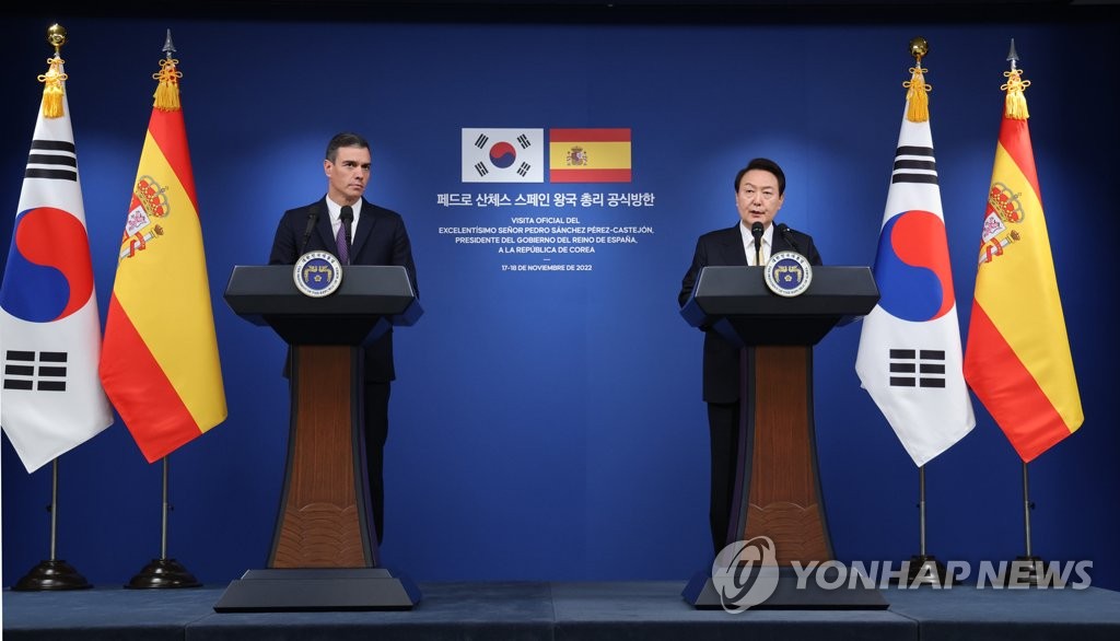 11月18日，在首尔龙山总统府，韩国总统尹锡悦（右）和西班牙首相佩德罗·桑切斯在会谈结束后共同会见记者。 韩联社