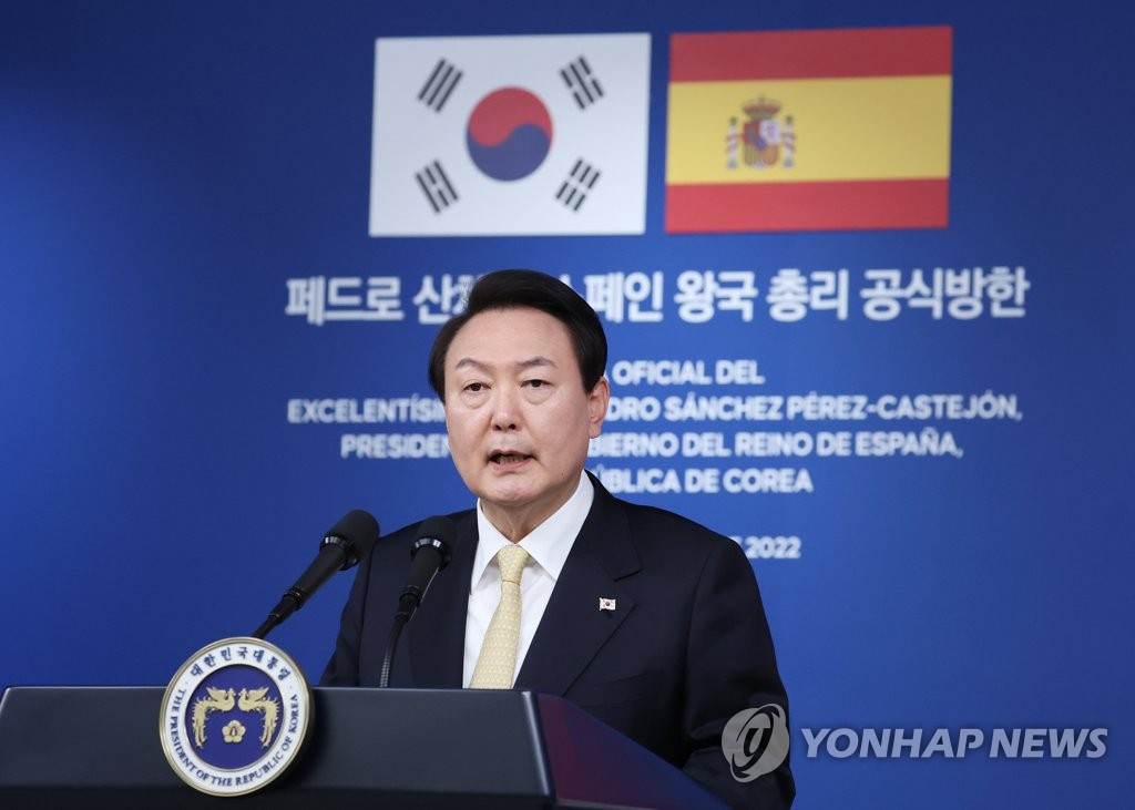 11月18日，在首尔龙山总统府，韩国总统尹锡悦和西班牙首相佩德罗·桑切斯在会谈结束后共同会见记者。图为尹锡悦发言。 韩联社