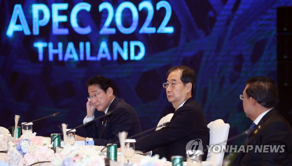 11月18日，在泰国曼谷，韩国国务总理韩德洙（中）出席亚太经合组织（APEC）峰会。 韩联社