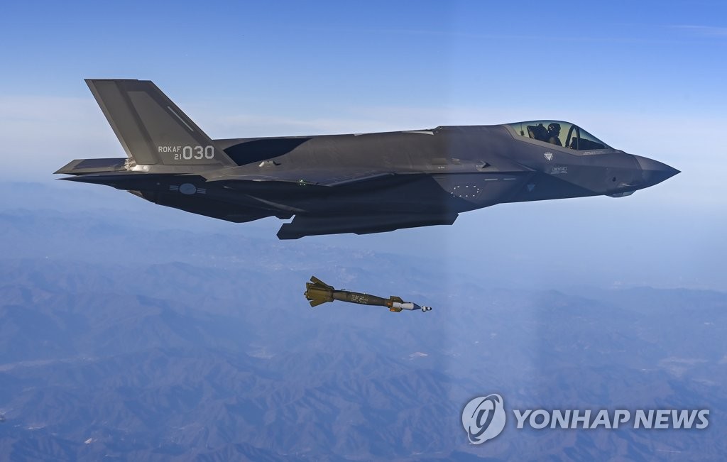 2022年11月18日，在江原道必胜射击场，韩国空军F-35A战机瞄准靶标空投GBU-12炸弹。 韩联社/联合参谋本部供图（图片严禁转载复制）