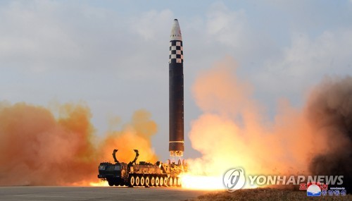 朝中社11月19日报道称，朝鲜前一天在国务委员会委员长金正恩的指导下试射了“火星-17”新型洲际弹道导弹（ICBM）。图为发射现场照。 韩联社/朝中社（图片仅限韩国国内使用，严禁转载复制）