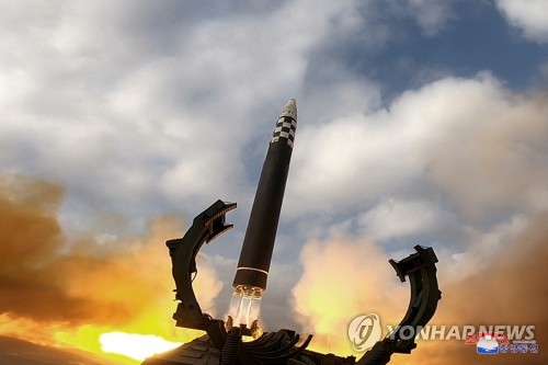 资料图片：据朝中社11月19日报道，朝鲜前一天在国务委员会委员长金正恩的指导下试射了“火星-17”新型洲际弹道导弹（ICBM）。图为发射现场照。 韩联社/朝中社（图片仅限韩国国内使用，严禁转载复制）