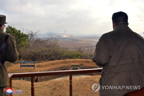 朝中社11月19日报道称，朝鲜前一天在国务委员会委员长金正恩的指导下试射了“火星-17”新型洲际弹道导弹（ICBM）。图为金正恩观看发射现场。 韩联社/朝中社（图片仅限韩国国内使用，严禁转载复制）