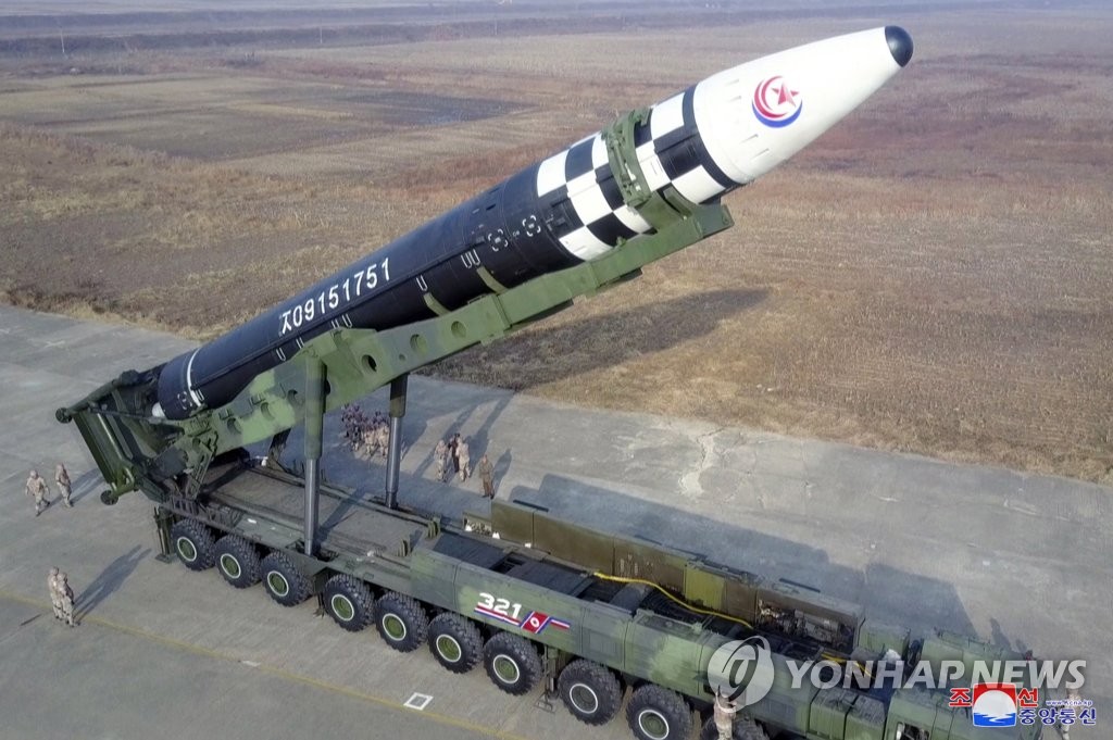 朝中社11月19日报道称，朝鲜前一天在国务委员会委员长金正恩的指导下试射了“火星-17”新型洲际弹道导弹（ICBM）。图为朝鲜导弹。 韩联社/朝中社（图片仅限韩国国内使用，严禁转载复制）