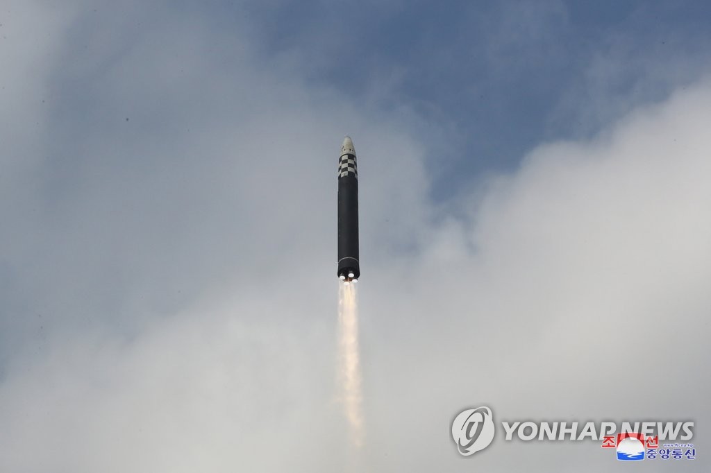 资料图片：据朝中社2022年11月19日报道，朝鲜前一天在国务委员会委员长金正恩的指导下试射了“火星-17”新型洲际弹道导弹（ICBM）。图为发射现场照。 韩联社/朝中社（图片仅限韩国国内使用，严禁转载复制）