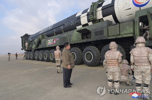 资料图片：据朝中社11月19日报道，朝鲜前一天在国务委员会委员长金正恩（左二）的指导下试射了“火星-17”新型洲际弹道导弹（ICBM）。 韩联社/朝中社（图片仅限韩国国内使用，严禁转载复制）
