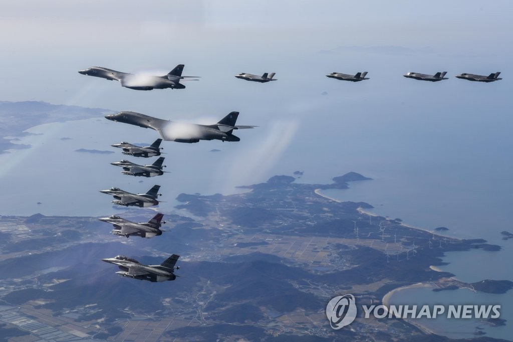 11月19日，美军B-1B轰炸机在韩半岛上空执行飞行任务。据韩国联合参谋本部消息，美军B-1B轰炸机于当天下午飞抵韩国，与美军4架F-16战斗机、韩军4架F-35A战斗机一同参加联合空中演习。图为韩美联合空中演习现场照。 韩联社/韩国联参供图（图片严禁转载复制）