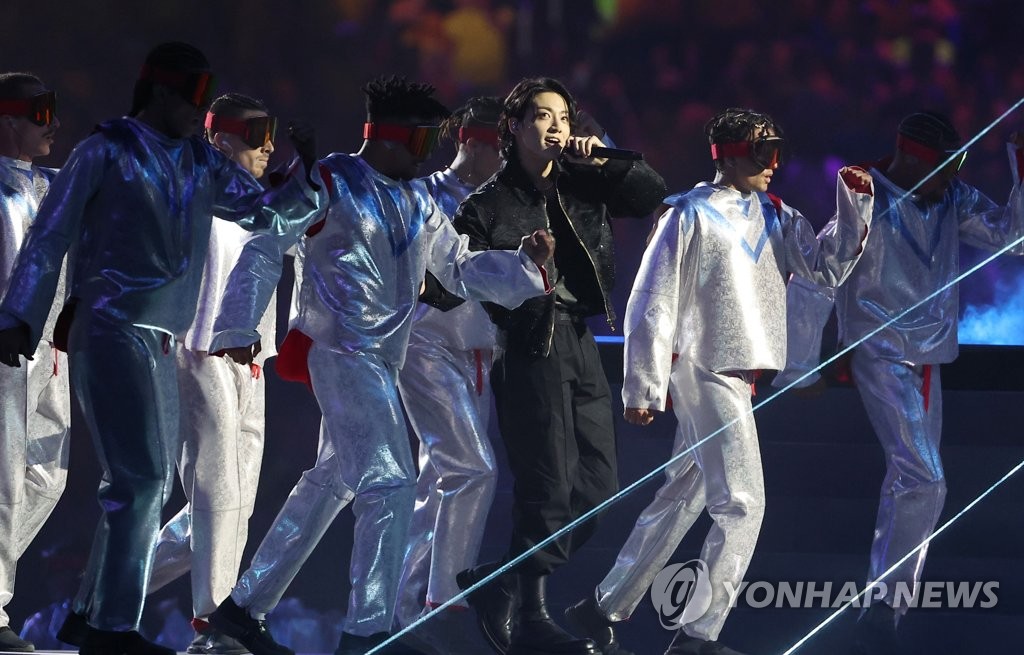 当地时间11月20日，在海湾球场举行的2022年卡塔尔世界杯开幕式上，防弹少年团（BTS）成员柾国献唱官方主题曲《Dreamers》。 韩联社