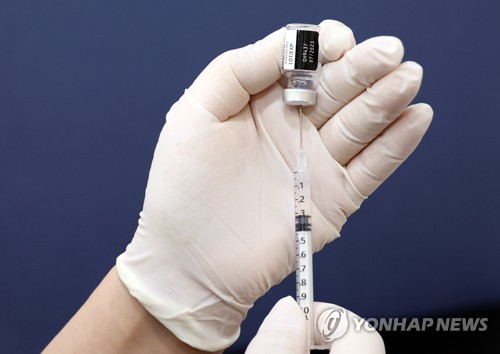 资料图片:医疗人员准备接种疫苗,摄于2022年11月21日。 韩联社