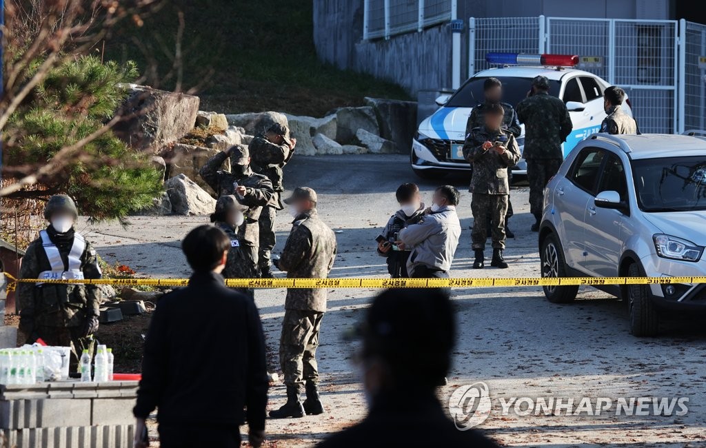 11月21日，在京畿道杨平郡杨东面，军方封锁前一天发生坠机事故的山区入口。 韩联社