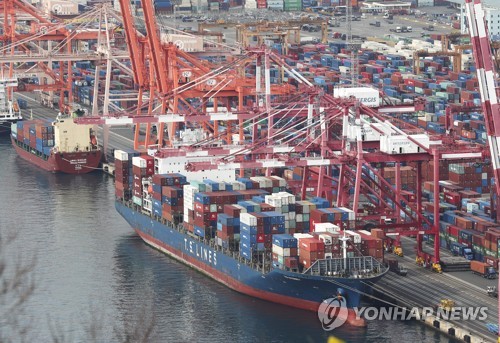 资料图片：2022年11月21日，集装箱堆积在釜山港戡蛮码头。 韩联社