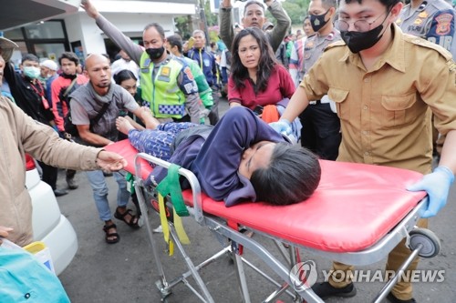 当地时间11月21日下午1时许，印尼西爪哇省发生5.6级地震。图为救灾人员正在转运伤员。 韩联社/欧新社（图片严禁转载复制）