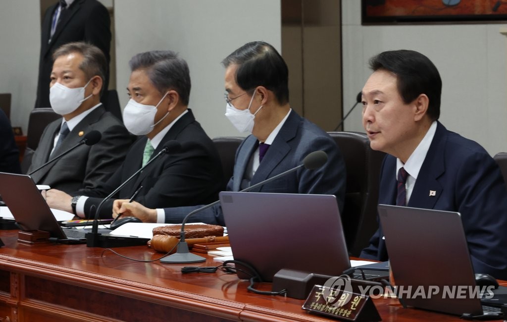 11月22日，在首尔龙山总统室大楼，总统尹锡悦（右一）在国务会议上发言。 韩联社