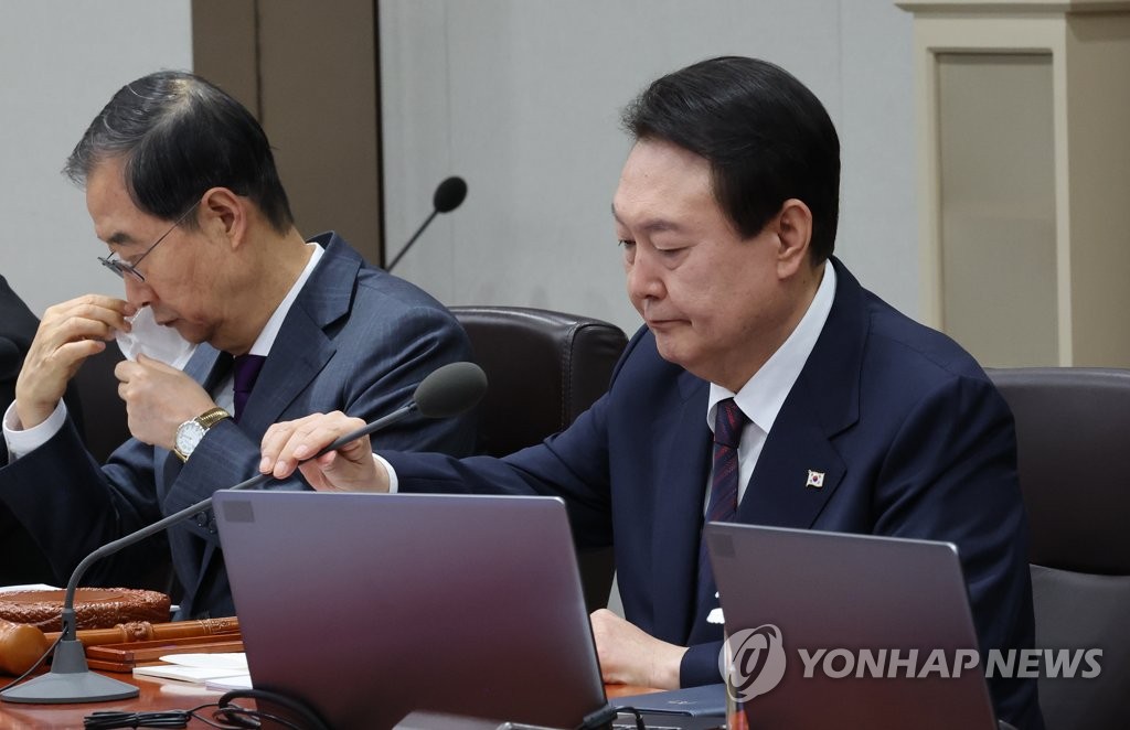 11月22日，在首尔龙山总统府，韩国总统尹锡悦（右）主持召开国务会议。 韩联社