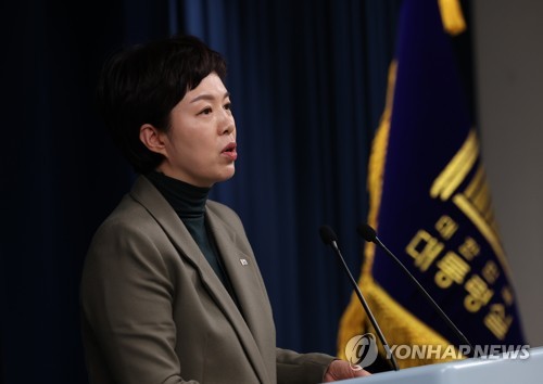 11月22日，在龙山总统府，金恩慧在记者会上发言。 韩联社
