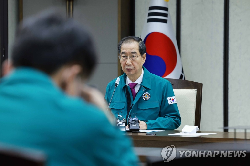 11月23日，在政府世宗办公大楼，韩国国务总理韩悳洙主持召开中央灾难安全对策本部会议。 韩联社