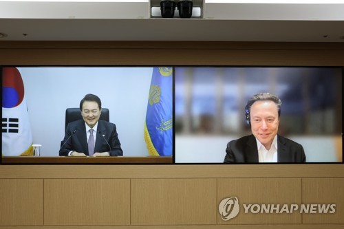 11月23日，在首尔龙山总统府，韩国总统尹锡悦（左）与特斯拉首席执行官埃隆·马斯克以视频连线方式交流。 韩联社/总统室供图（图片严禁转载复制）