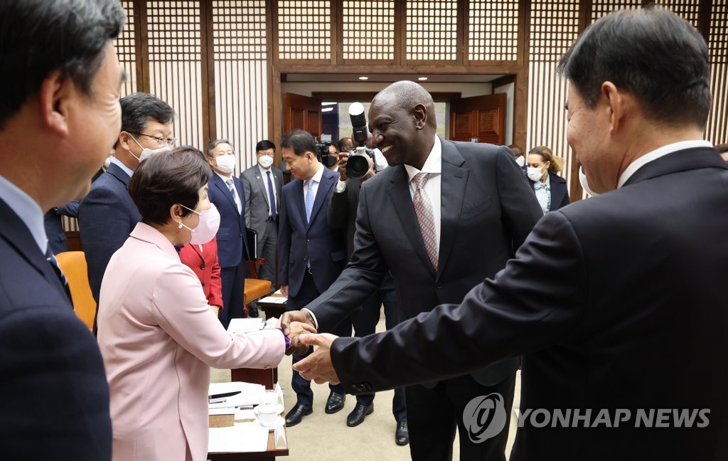 11月23日，在韩国国会，肯尼亚总统鲁托（右二）与韩国最大在野党共同民主党籍议员全蕙淑握手致意。 韩联社